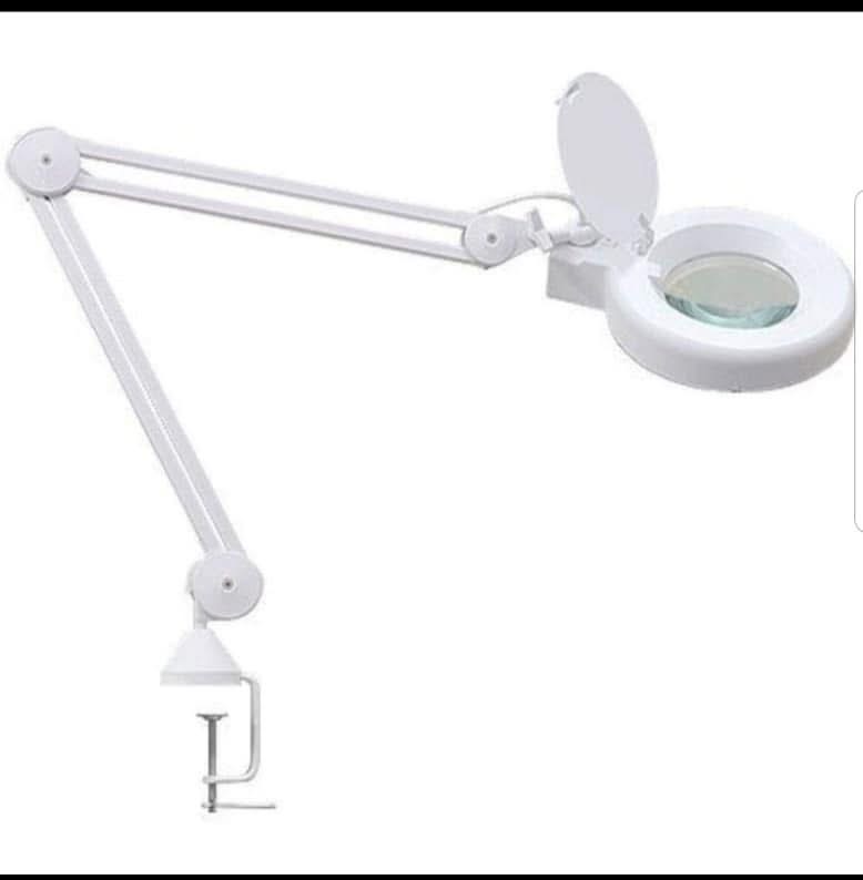 اضاءة مع عدسة تكبير